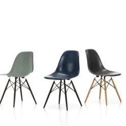 Eames Fiberglass Side Chair DSW - Pieds Érable foncé - Gris clair (Outlet)